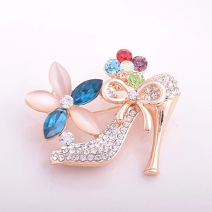 Broche chaussure à talon haut élégante avec fleur en opale et strass multicolores