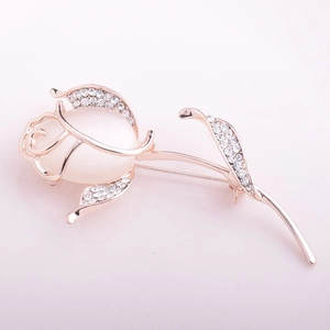 Broche fleur élégante or rose avec opale et strass brillants pour mariages et fêtes