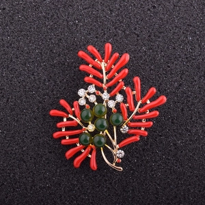 Broche élégante style corail rouge avec perles vertes et strass en finition dorée