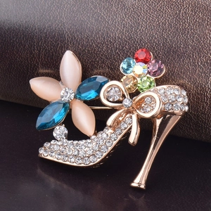 Broche escarpin dorée élégante avec pierres œil de chat et cristaux multicolores