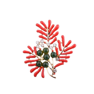 Broche corail rouge élégante avec perles vertes et cristaux sur base en métal doré