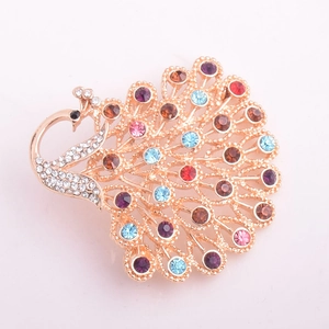 Broche paon colorée avec strass en cristal sur un fond rose minimaliste élégant