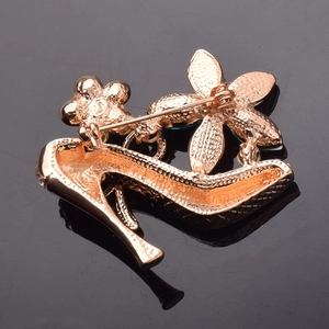 Vue détaillée du dos de la broche chaussure en or rose montrant le fermoir de sécurité