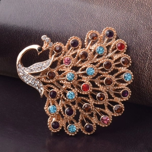 Broche paon élégante en or rose avec des strass multicolores et des cristaux brillants