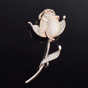 Détail d'une broche en forme de rose avec pierre œil de chat et zircons brillants