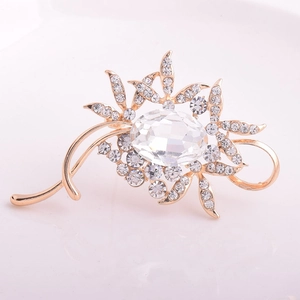 Broche fleur dorée élégante avec cristal ovale et strass scintillants pour femme