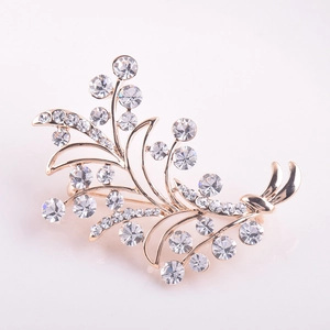 Vue détaillée de la broche fleur en cristal avec placage or rose et strass brillants