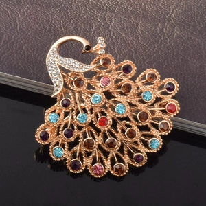 Détail d'une élégante broche paon avec cristaux colorés et finition en or rose