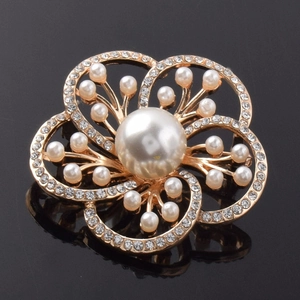 Broche fleur dorée élégante avec strass en cristal et perles blanches centrales