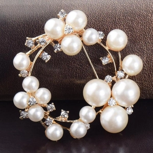 Broche couronne élégante avec perles blanches et cristaux brillants sur base dorée