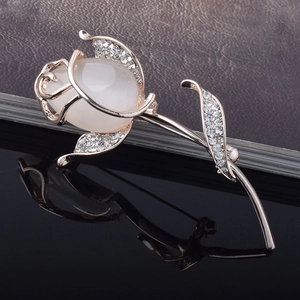 Broche fleur en or rose élégante avec opale œil de chat et cristaux pour accessoires mariage