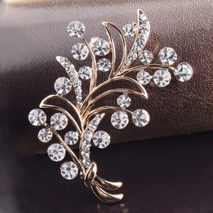 Élégante broche fleur en or rose sertie de cristaux brillants et d'un nœud en ruban