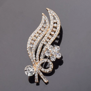 Elegant Hollow Gold Plated Alloy Leaf Flower Brooch Pin For Women Sparkling Rhinestone Inlaid Fashion Jewelry Corsage