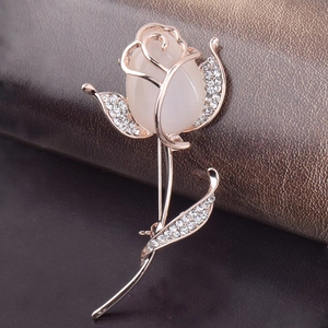 Broche fleur or rose élégante avec pierre œil de chat blanche et strass étincelants
