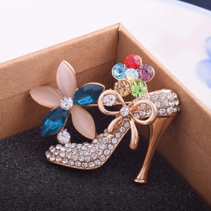 Détail de la broche talon haut œil-de-chat haut de gamme avec strass et cristaux colorés