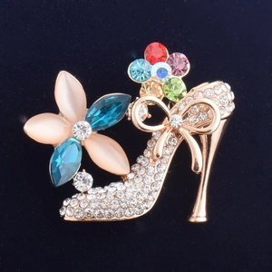 Détail de la broche chaussure à talon haut avec cristaux colorés et strass brillants