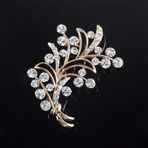 Élégante broche fleur en cristal doré avec strass scintillants sur fond noir brillant