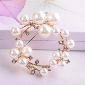 Detalle del elegante broche de corona de perlas con cristales brillantes sobre aleación