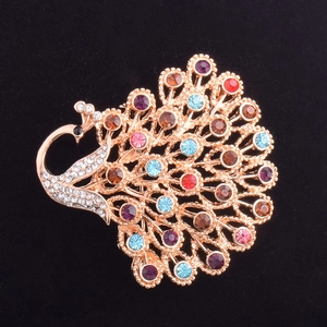 Vue détaillée d'une broche paon colorée sertie de strass et plaquée or rose de luxe