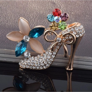 Broche élégante en forme de chaussure à talon avec œil de chat et cristaux colorés