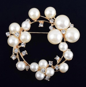Detalle de broche de corona vintage con perlas blancas y diamantes de imitación
