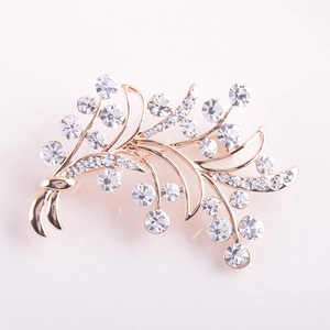 Détail de la broche fleur avec strass en cristal sur une base en métal doré