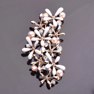 Broche florale élégante avec pétales blancs, perles roses et cristaux sur base en or rose