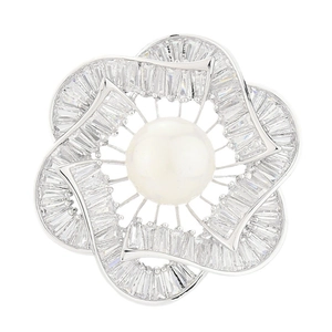 Élégante broche fleur argentée avec perle centrale et pétales en zircons trapèzes