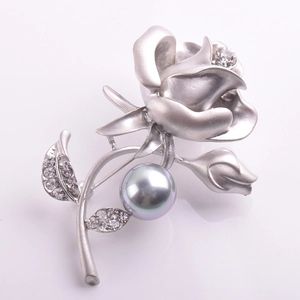 Élégante broche rose en argent mat avec perle grise et détails en cristal