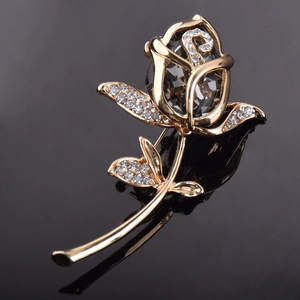 Eleganter Gold-Rosen-Anstecknadel mit rauchgrauem Kristall und funkelnden Strasssteinen