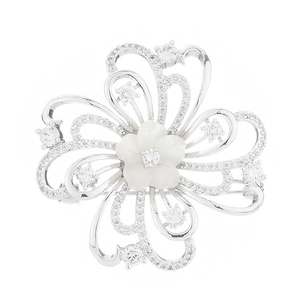 Élégante broche fleur argentée avec pétales blancs et cristaux étincelants sur fond blanc pur