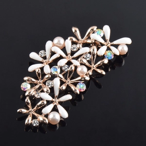 Broche marguerite en émail blanc avec perles roses et strass sur base or rose élégante