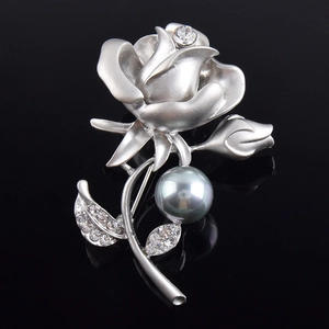 Élégante broche rose argentée avec pétales mats, perle grise et accents de cristaux