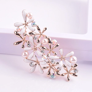 Broche fleurie en or rose élégante avec pétales en émail, perles et cristaux