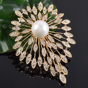 Détail macro d'une broche tournesol avec perle centrale et pétales en strass brillants