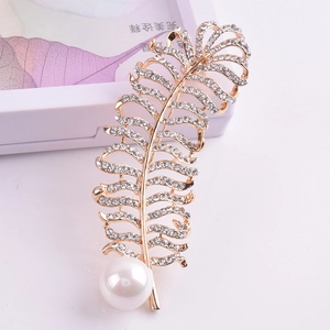 Élégante Broche Plume en Alliage Avec Strass Blancs et Künstliche Perle d'Imitation Plaquée Or Broche Feuille pour Bijoux de Mariage Femme