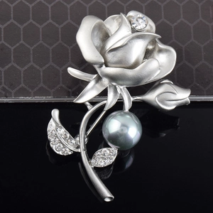 Élégante broche rose en argent mat avec perle grise et détails en cristal brillant