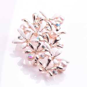 Broche fleur élégante avec pétales émaillés, perles et strass sur base or rose