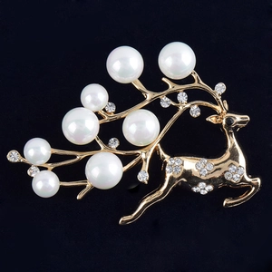 Elegant gold reindeer brooch with white pearls and sparkling zircon flower patterns