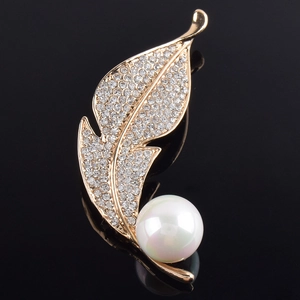 Broche élégante en forme de feuille dorée avec cristaux pavés et perle blanche ronde