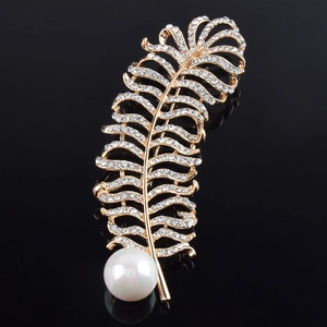 Élégante broche plume dorée ornée de strass brillants et d'une grande perle blanche