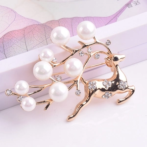 Alloy Faux Artificial Pearl Rhinestone Christmas Reindeer Brooch Pin For Women Elegant Animal Deer Breastpin Xmas Party Jewelry Gift