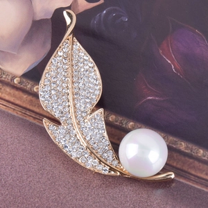 Broche élégante en forme de plume dorée avec strass scintillants et une grande perle ronde
