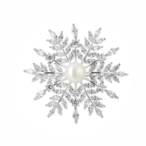 Broche flocon de neige argentée avec perle centrale et cristaux de zircon scintillants
