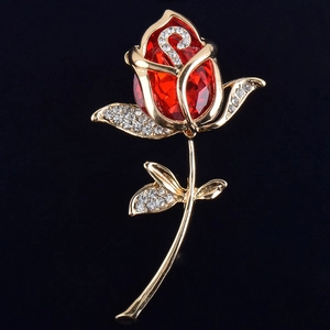 Detailaufnahme der Rosenbrosche mit rotem Kristallstein und mikrogefassten Diamanten