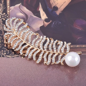 Broche élégante en plume avec perles blanches et strass sur un fond artistique unique