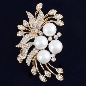 Broche florale élégante avec perles blanches et strass étincelants sur alliage doré