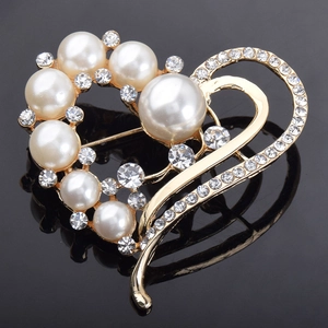 Macro de broche double cœur avec perles blanches et strass sur base en métal doré brillant