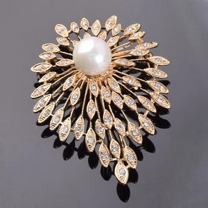 Broche fleurie avec perles et cristaux sur base dorée pour accessoires de mode féminins