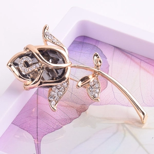 Makro-Detail der Rosenbrosche mit Gold-Finish, funkelnden Kristallen und Rauch-Edelstein